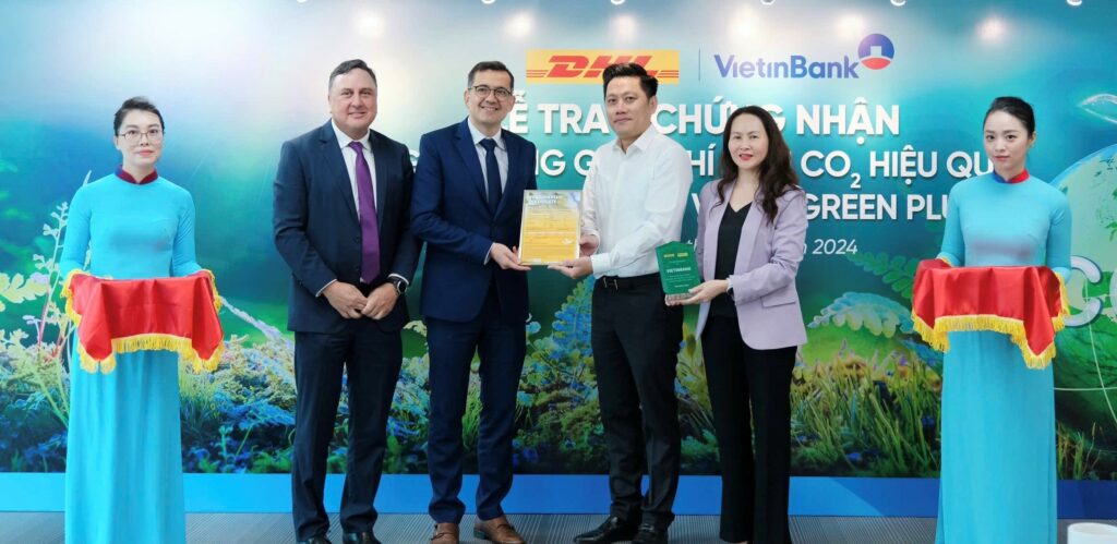 Trong chín tháng đầu năm 2024, VietinBank đã giảm thành công 26,66 tấn CO2 thông qua dịch vụ GoGreen Plus của DHL Express, nhờ vào việc sử dụng Nhiên liệu Hàng không Bền vững (SAF) trong hoạt động chuyển phát nhanh quốc tế. 