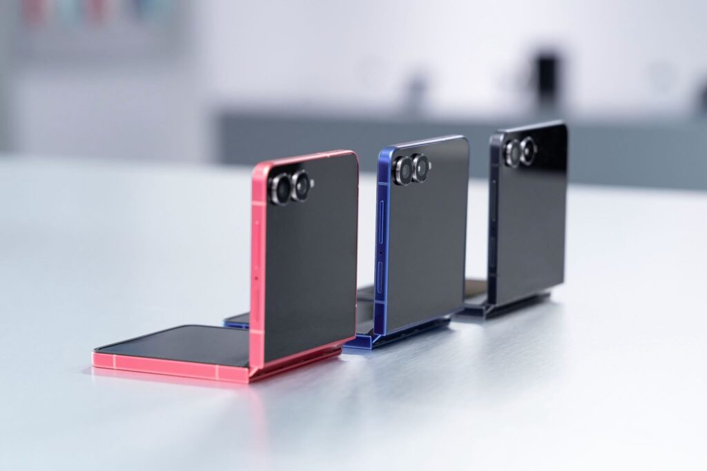 Samsung giới thiệu Galaxy Z Flip7: Thiết kế gập nhỏ gọn, tích hợp AI và màn hình FlexWindow mới