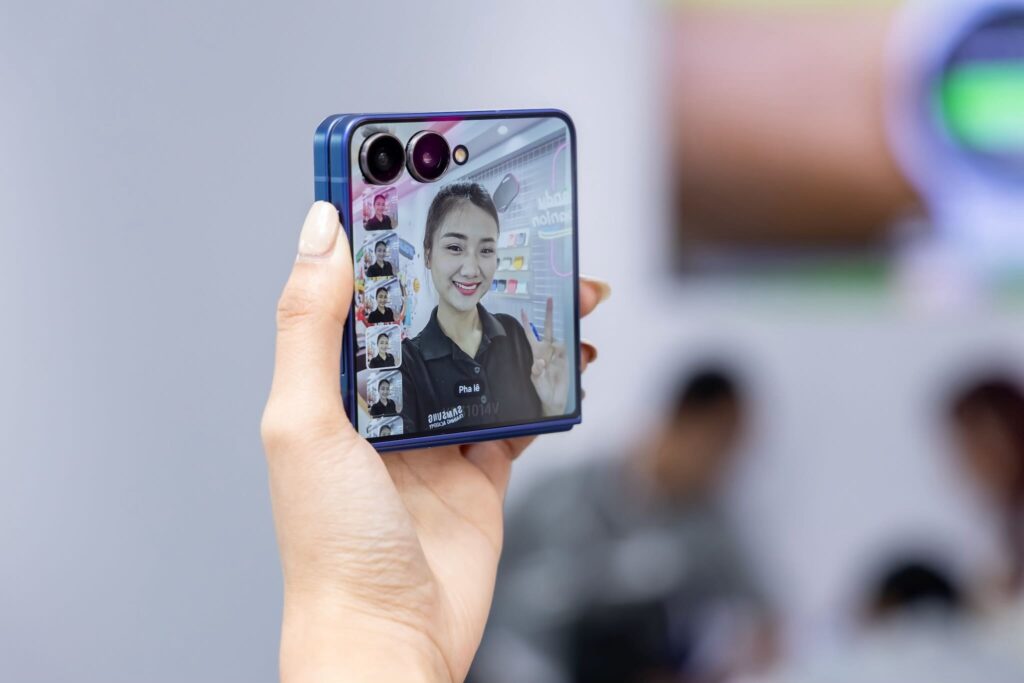 Samsung giới thiệu Galaxy Z Flip7: Thiết kế gập nhỏ gọn, tích hợp AI và màn hình FlexWindow mới