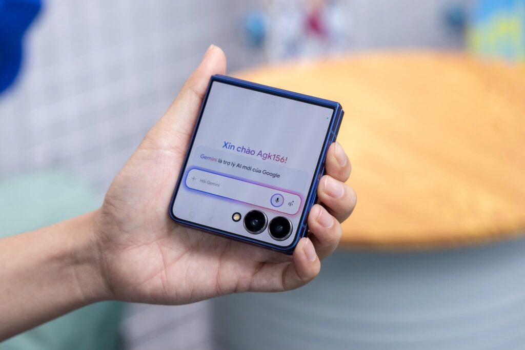 Samsung giới thiệu Galaxy Z Flip7: Thiết kế gập nhỏ gọn, tích hợp AI và màn hình FlexWindow mới