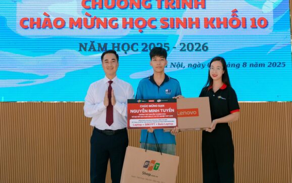 FPT Shop trao 30 combo công nghệ trị giá hơn 320 triệu đồng cho tân sinh viên.