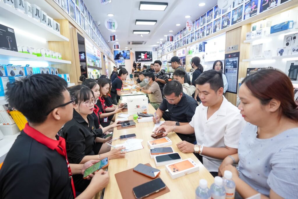 Minh Tuấn Mobile "đồng nhịp thế giới", mở bán iPhone 17 và iPhone Air