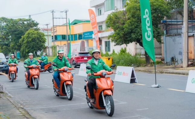Grab Việt Nam và Dat Bike hợp tác hỗ trợ tài xế chuyển sang xe máy điện