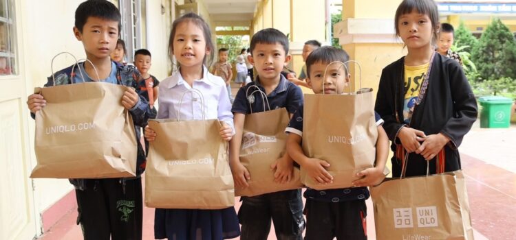 UNIQLO Việt Nam đóng góp 1 tỷ đồng và hơn 3.400 trang phục hỗ trợ khắc phục hậu quả bão lũ