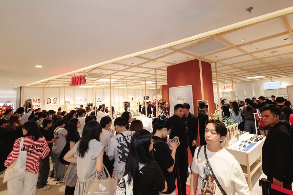JINS khai trương cửa hàng đầu tiên tại Việt Nam tại Saigon Centre