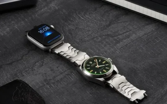 CES 2026: Dây đeo Smartlet cho phép đeo đồng hồ cơ và smartwatch cùng lúc