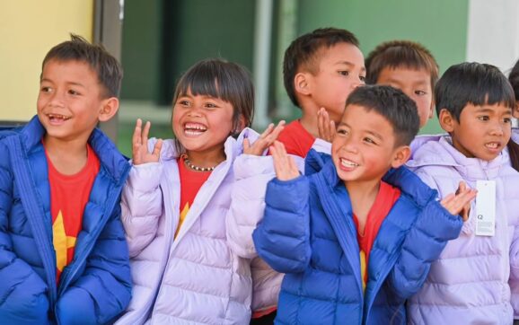 UNIQLO xây phòng học và tặng áo ấm tại Quảng Trị