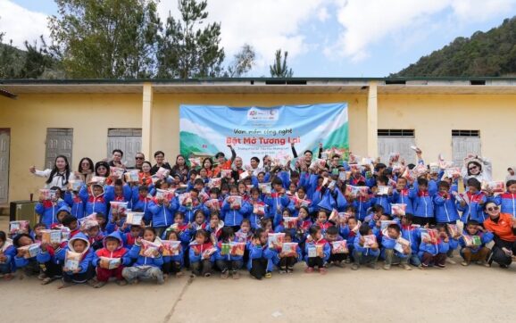 FPT Shop vừa phối hợp cùng Đồn Biên phòng Mường Lạn tổ chức chương trình thiện nguyện tại xã Mường Lạn, tỉnh Sơn La, nhằm hỗ trợ điều kiện học tập cho học sinh khu vực biên giới còn nhiều khó khăn. Hoạt động nằm trong khuôn khổ chương trình “Ươm mầm công nghệ – Bật mở tương lai”, hướng đến việc đưa công nghệ đến gần hơn với học sinh vùng cao, góp phần thu hẹp khoảng cách tiếp cận tri thức số giữa các vùng miền. Trong chương trình, FPT Shop đã trao tặng: 10 máy tính xách tay 10 máy tính bảng 5 tivi Các thiết bị được sử dụng để hoàn thiện phòng học công nghệ tại Đồn Biên phòng Mường Lạn và Điểm trường Bản Khá – Trường Phổ thông Dân tộc Bán trú Tiểu học Mường Lạn. Phòng học này phục vụ cả hoạt động học tập của học sinh và công tác giảng dạy của giáo viên, giúp các tiết học trở nên trực quan và sinh động hơn. Bên cạnh việc trao tặng thiết bị công nghệ, chương trình còn tổ chức Gian hàng 0 đồng, cung cấp nhu yếu phẩm thiết yếu cho học sinh và người dân địa phương. Gian hàng được gây dựng từ sự chung tay của các mạnh thường quân và cán bộ nhân viên FPT Shop. Đại diện FPT Shop cho biết, doanh nghiệp xem công nghệ là công cụ tạo ra cơ hội học tập, đặc biệt tại những khu vực còn hạn chế điều kiện tiếp cận. Hoạt động tại Sơn La là một phần trong dự án “Chắp cánh công nghệ số”, thể hiện cam kết dài hạn của FPT Shop trong việc đồng hành cùng giáo dục và cộng đồng. Chương trình có sự đồng hành của các đối tác công nghệ gồm ASUS, HP, Acer và Lenovo thông qua việc tài trợ các sản phẩm phục vụ học tập và giảng dạy. Hoạt động thiện nguyện tại Sơn La là một trong chuỗi chương trình trách nhiệm xã hội được FPT Shop triển khai dịp Tết Nguyên đán, hướng đến mục tiêu phát triển bền vững gắn liền với lợi ích cộng đồng. FPT Shop trao 30 combo công nghệ trị giá hơn 320 triệu đồng cho tân sinh viên