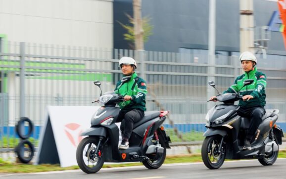 Grab tiếp tục hỗ trợ tài xế xe xăng và xe điện trên toàn quốc