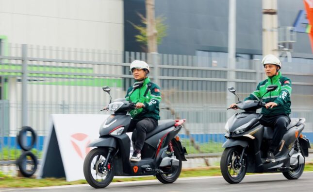 Grab tiếp tục hỗ trợ tài xế xe xăng và xe điện trên toàn quốc