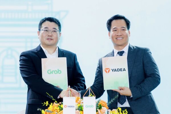Grab Việt Nam hợp tác Yadea Việt Nam hỗ trợ tài xế chuyển đổi sang xe máy điện