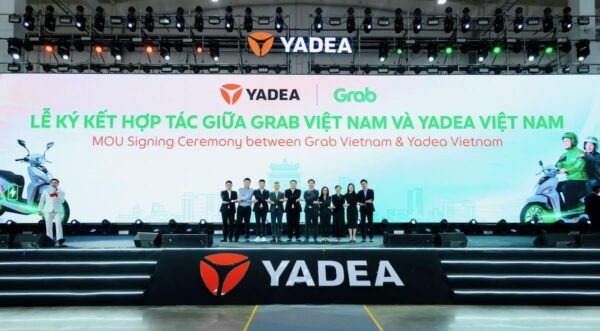 Grab Việt Nam hợp tác Yadea Việt Nam hỗ trợ tài xế chuyển đổi sang xe máy điện