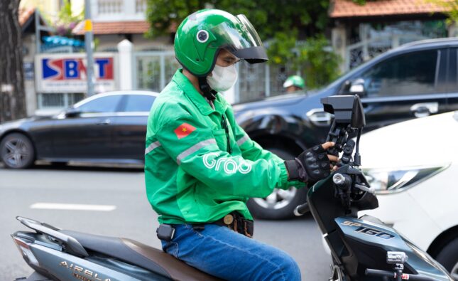 Grab Việt Nam hỗ trợ tài xế xe xăng và xe điện tuần thứ năm liên tiếp