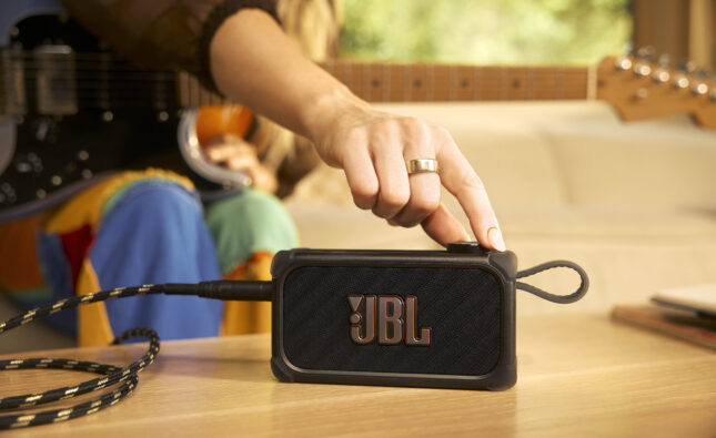 JBL mở bán dòng BandBox, kết hợp giữa amp và loa di động