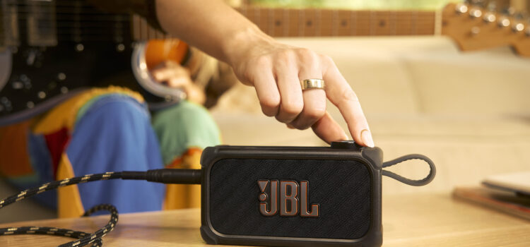 JBL mở bán dòng BandBox, kết hợp giữa amp và loa di động