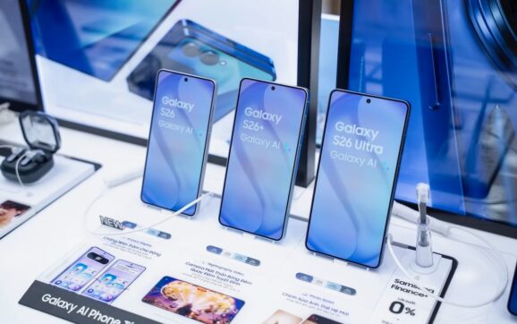 Hàng trăm khách hàng nhận Galaxy S26 series tại Di Động Việt ngay trong đêm mở bán