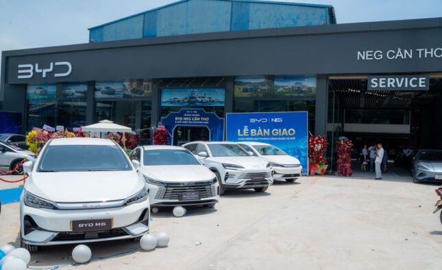 Người dân Cần Thơ đến showroom BYD mới ra mắt, lái thử xe BYD Dolphin 2026