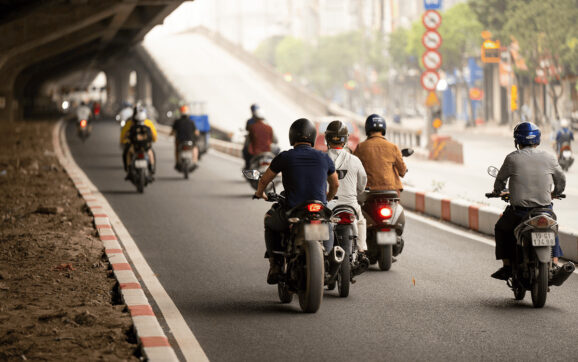 Điều gì xảy ra trong một phần giây khi người đi xe mô tô phanh gấp?