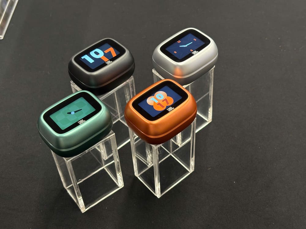 JBL hoàn thiện dòng tai nghe Live 4, có mẫu pin 80 giờ và hộp sạc tích hợp màn hình