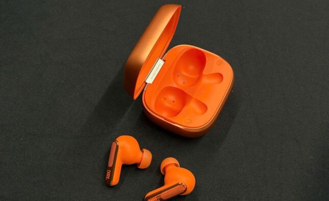 Mở bán JBL Live Beam 4: thêm màn hình trên hộp sạc và chống ồn thích ứng