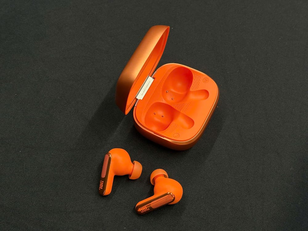 JBL hoàn thiện dòng tai nghe Live 4, có mẫu pin 80 giờ và hộp sạc tích hợp màn hình